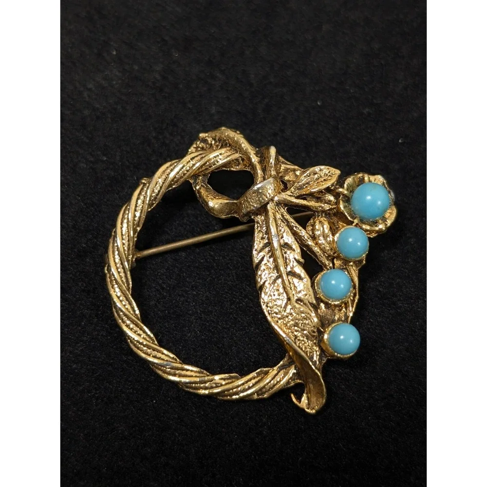 Vintage Gold Tone Wreath Feather Blue Bead Cabochon Round Western‎ Brooch Pin